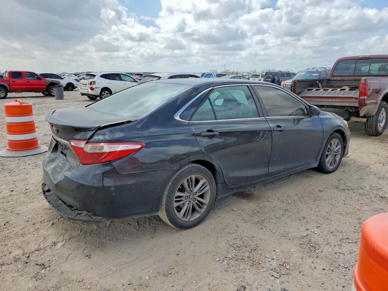 2016 Toyota Camry Se - Фото 3