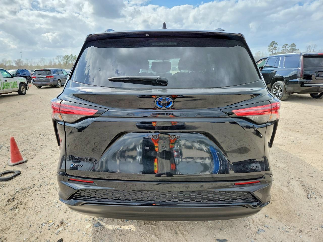 2025 Toyota Sienna Xse 7-Passenger - Image 6