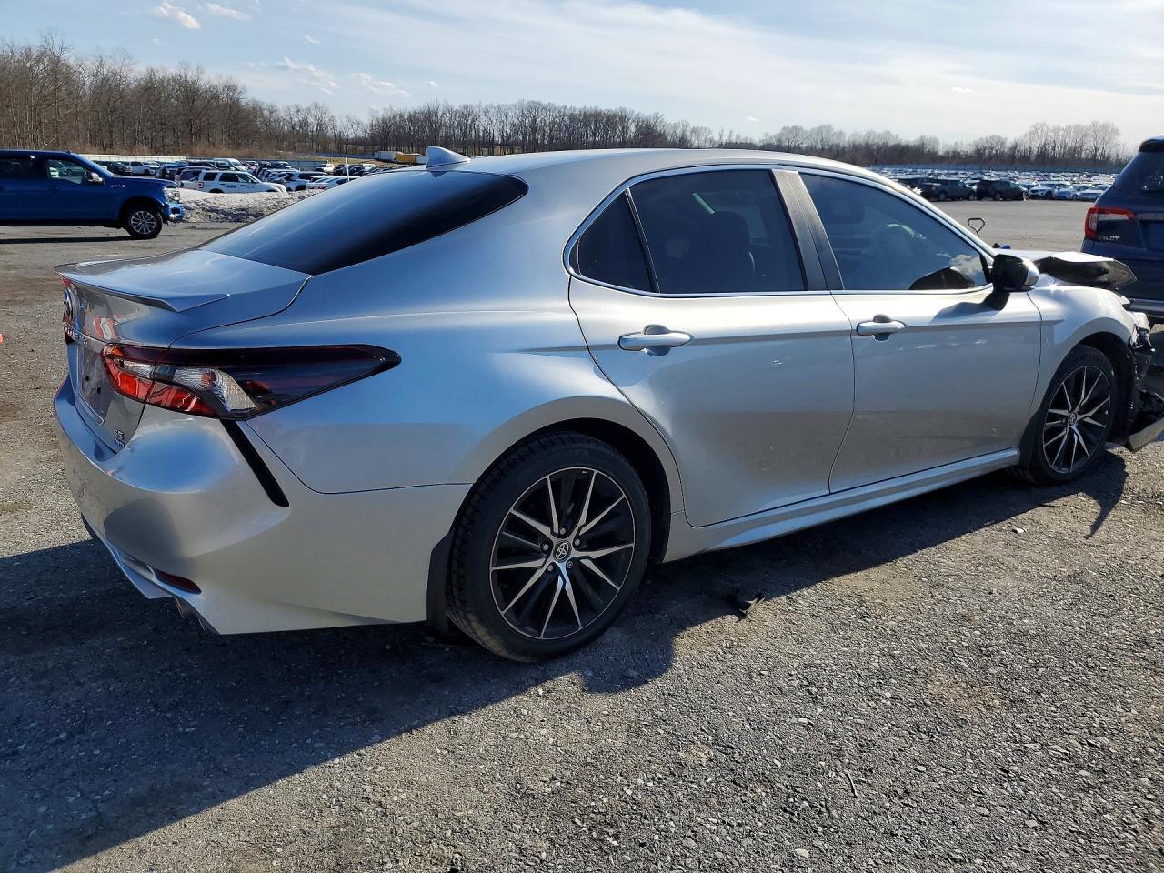 2022 Toyota Camry Se - Image 3