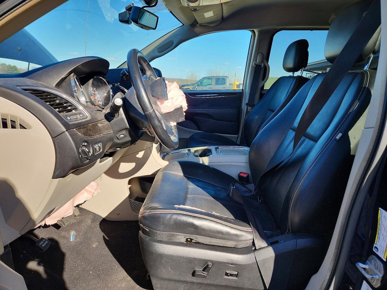 2013 Chrysler Town & Country Touring L - Image 7