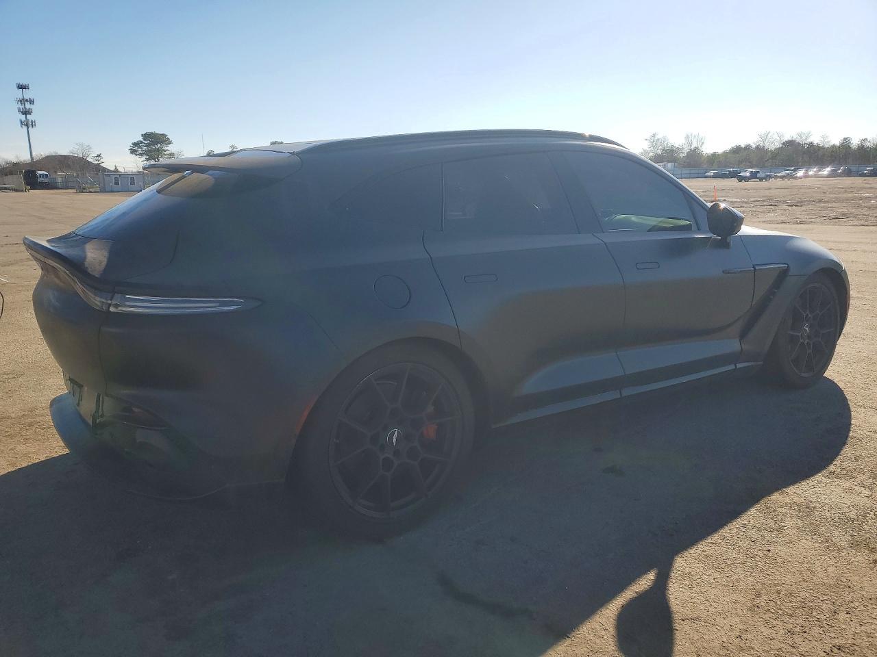 2021 Aston Martin Dbx - Фото 3