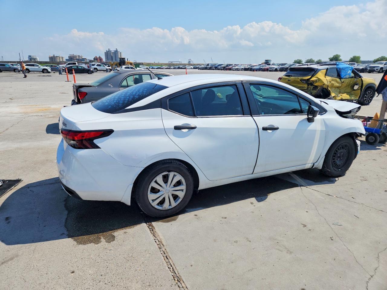 2020 Nissan Versa S - Фото 3