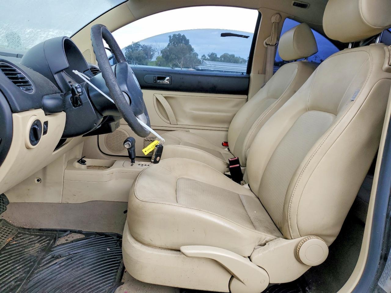 2010 Volkswagen New Beetle - Image 7
