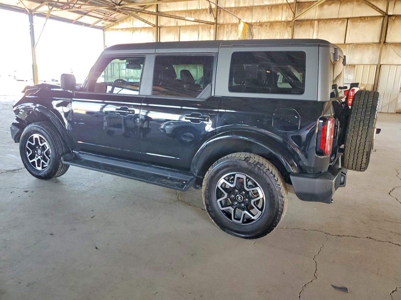 2025 Ford Bronco Outer Banks - Image 2