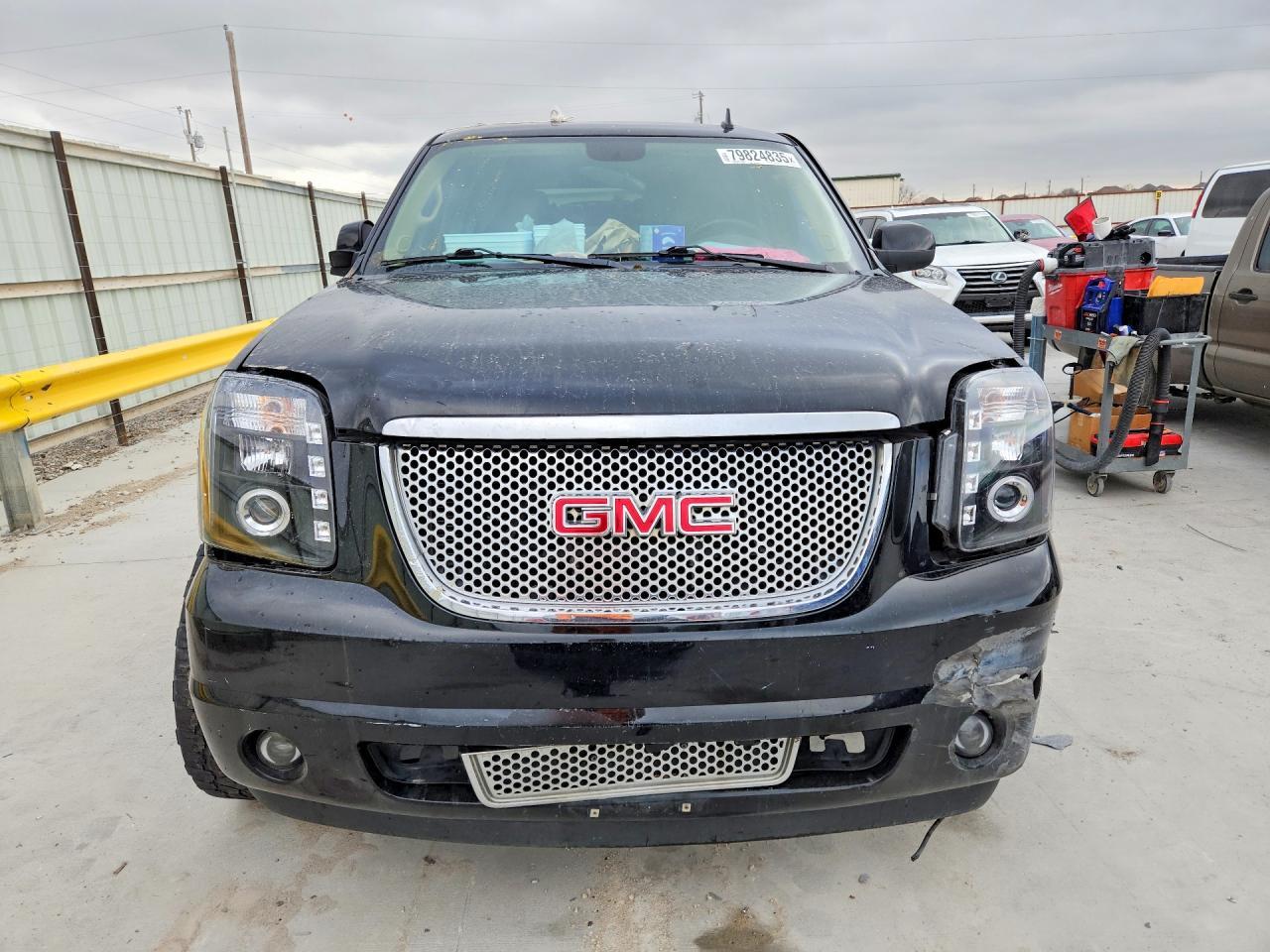 2011 GMC Yukon Denali - Image 5