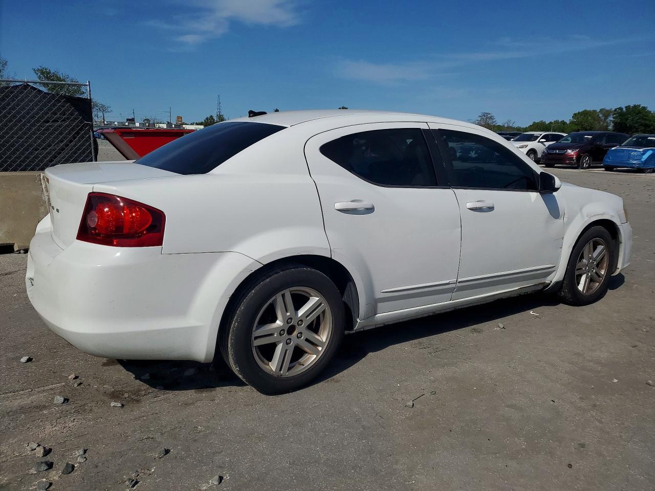 2012 Dodge Avenger Sxt - Image 3