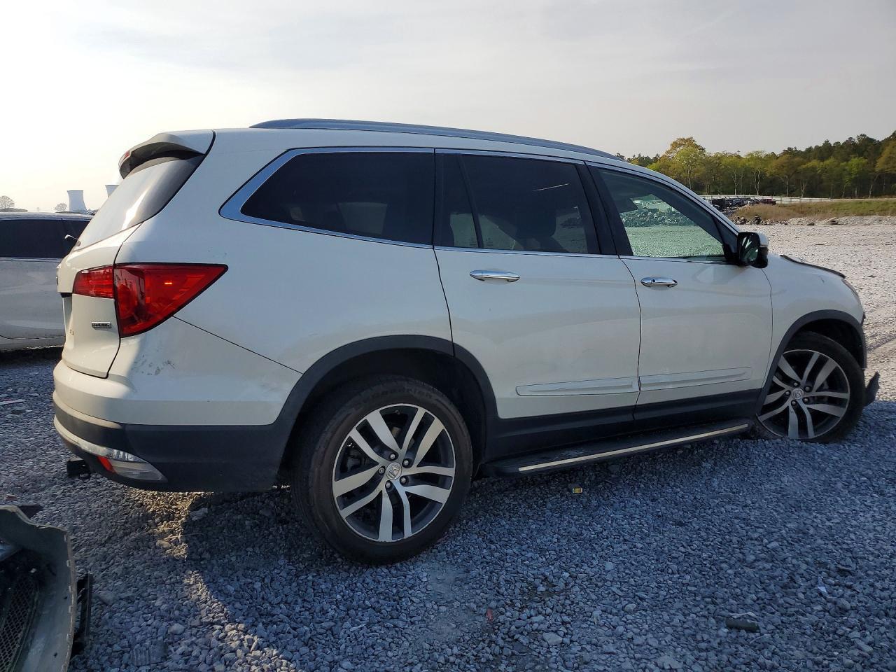 2018 Honda Pilot Touring - Image 3