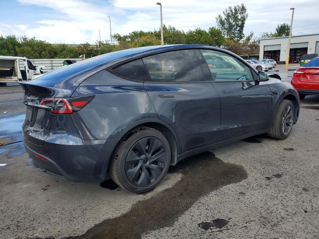 2024 Tesla Model Y - Фото 3