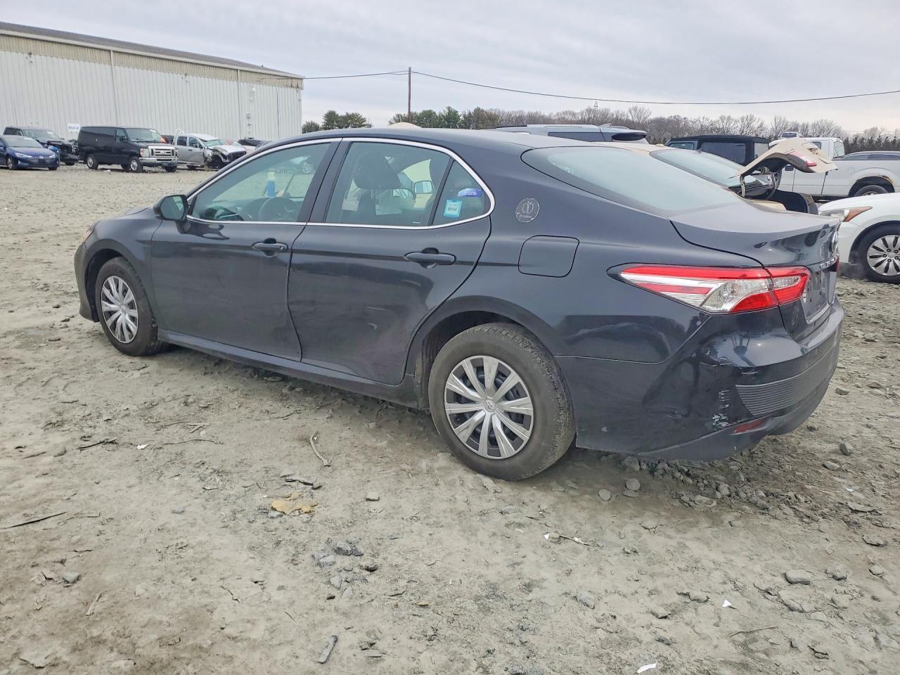 2018 Toyota Camry Hybrid Le - Фото 2