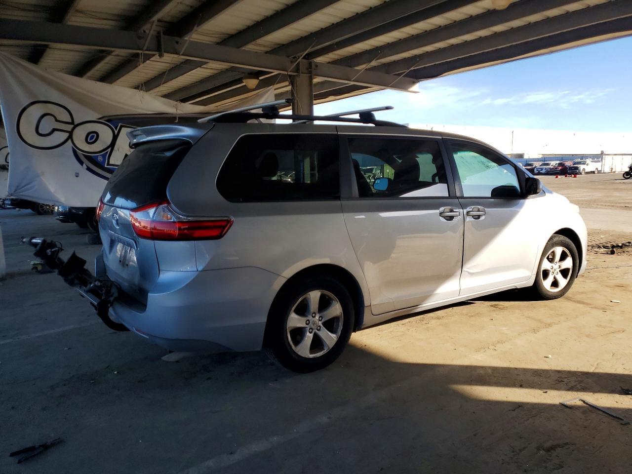 2015 Toyota Sienna Le 8-Passenger - Image 3