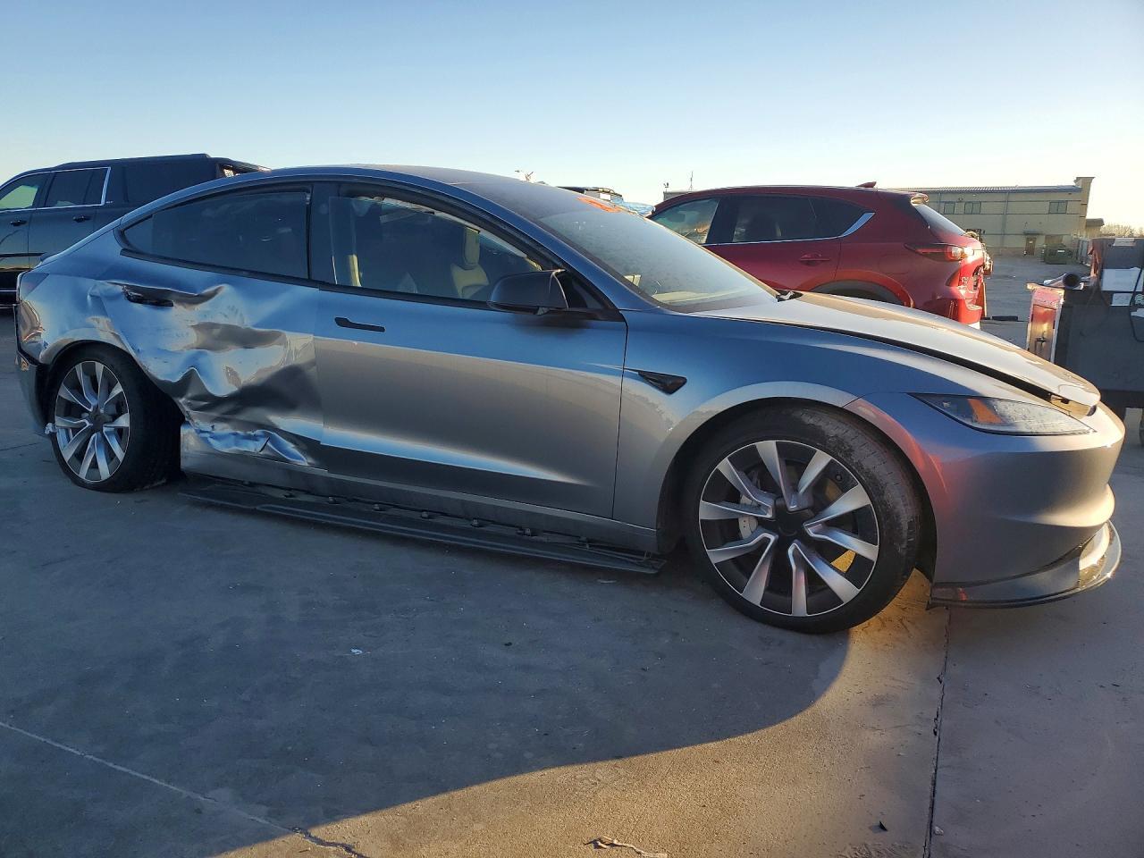 2025 Tesla Model 3 - Фото 4