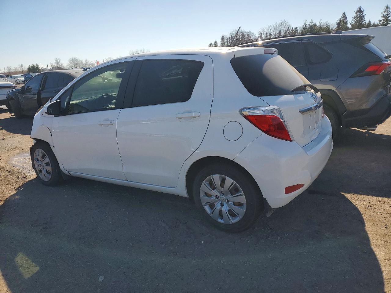 2013 Toyota Yaris 5-Door L - Фото 2