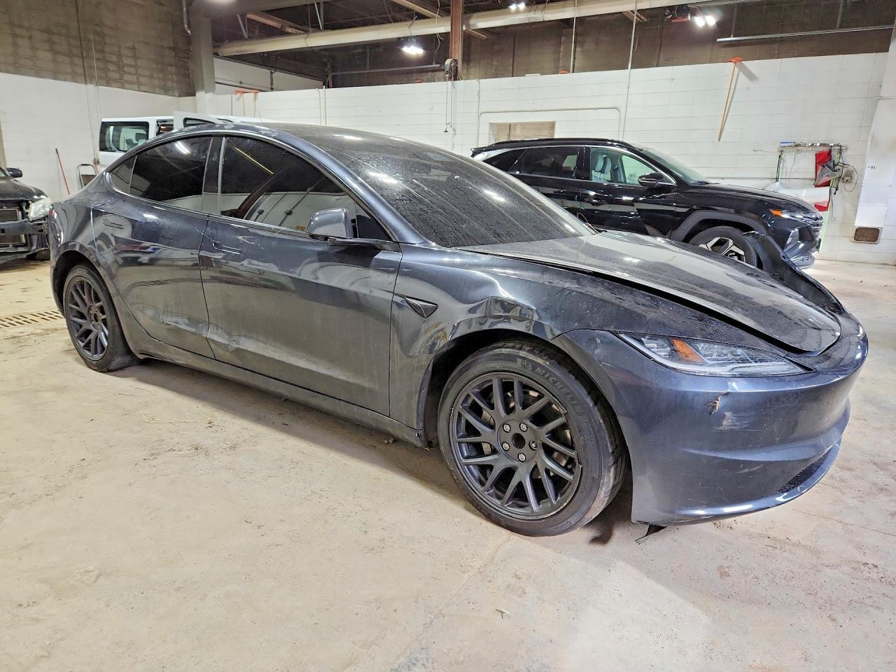 2025 Tesla Model 3 - Фото 4