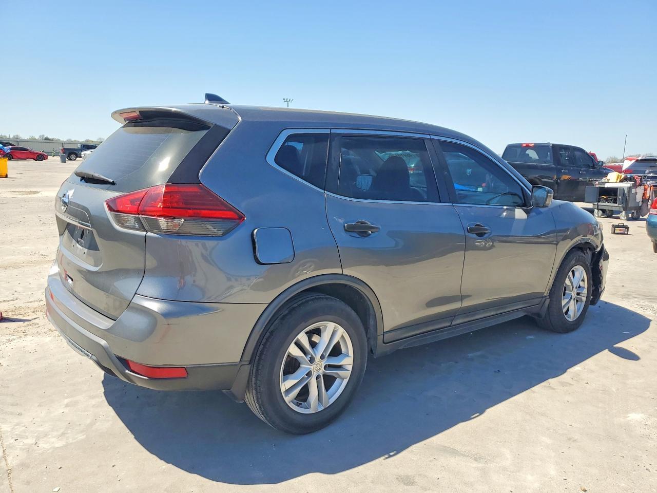 2017 Nissan Rogue - Image 3
