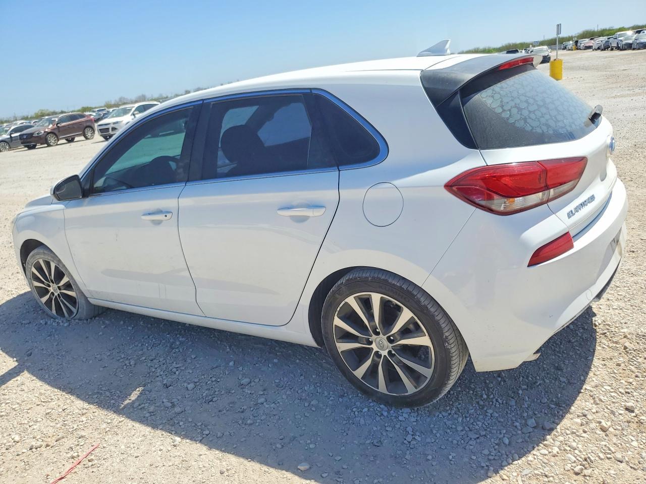 2020 Hyundai Elantra Gt Base - Image 2