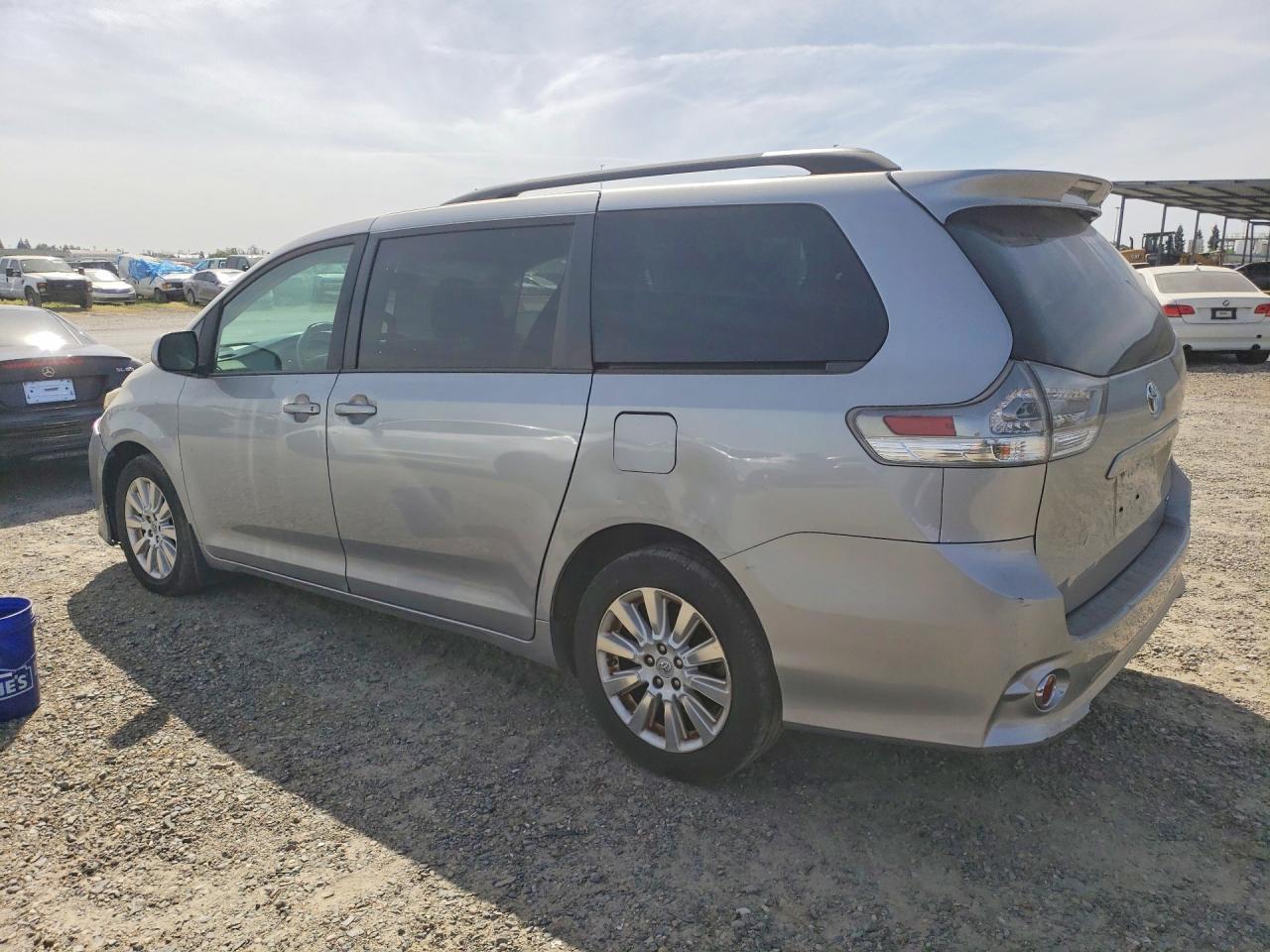 2012 Toyota Sienna Le 7-Passenger - Фото 2