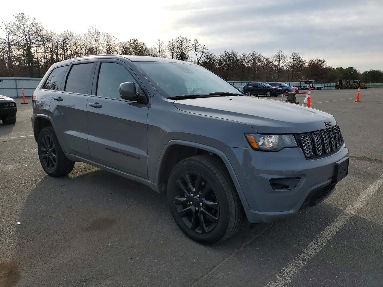 2020 Jeep Grand Cherokee Laredo - Image 4
