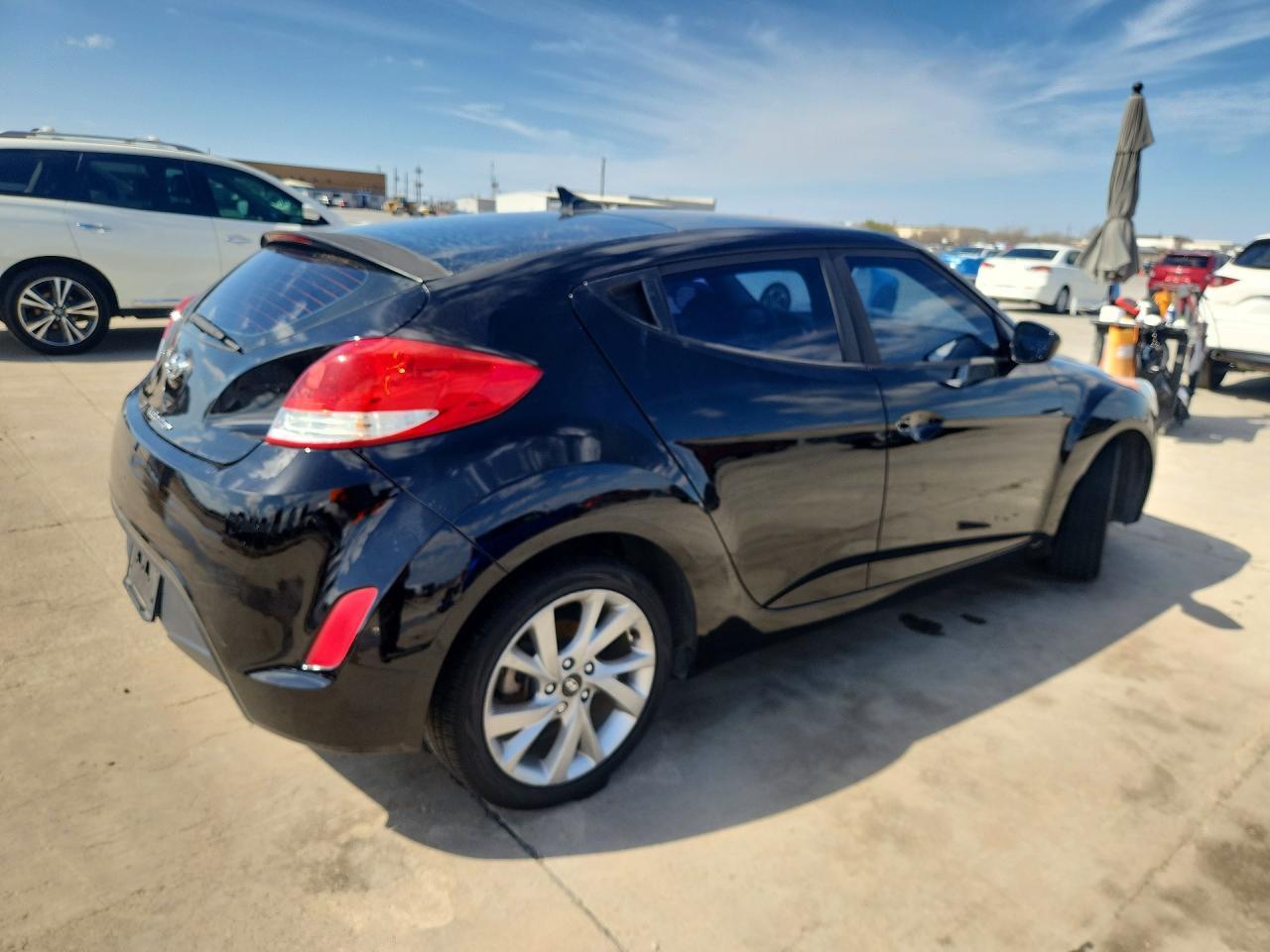 2016 Hyundai Veloster Base - Image 3
