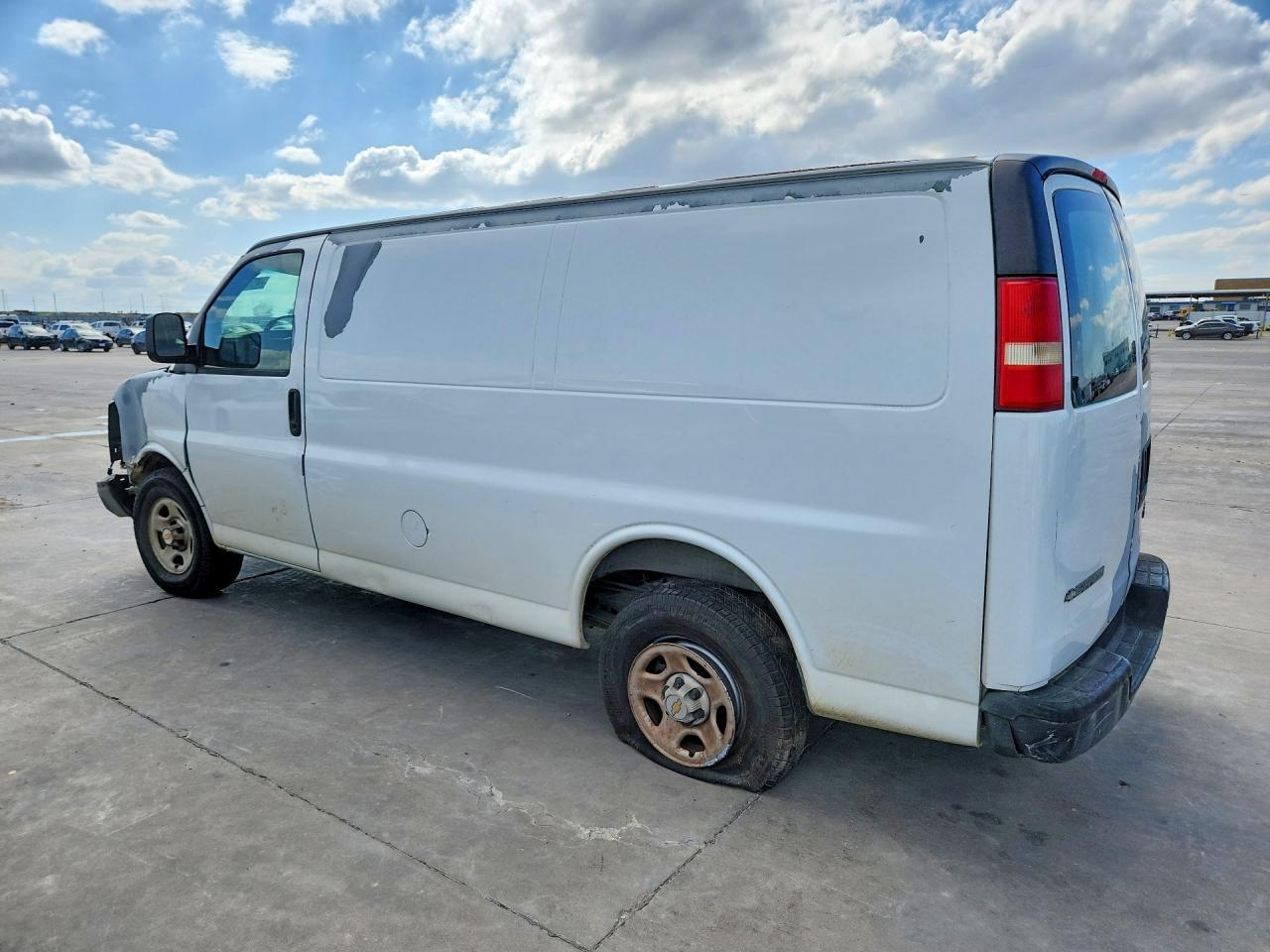 2004 Chevrolet Express 1500 Delivery Van - Фото 2