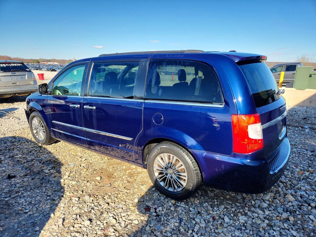 2013 Chrysler Town & Country Touring L - Image 2