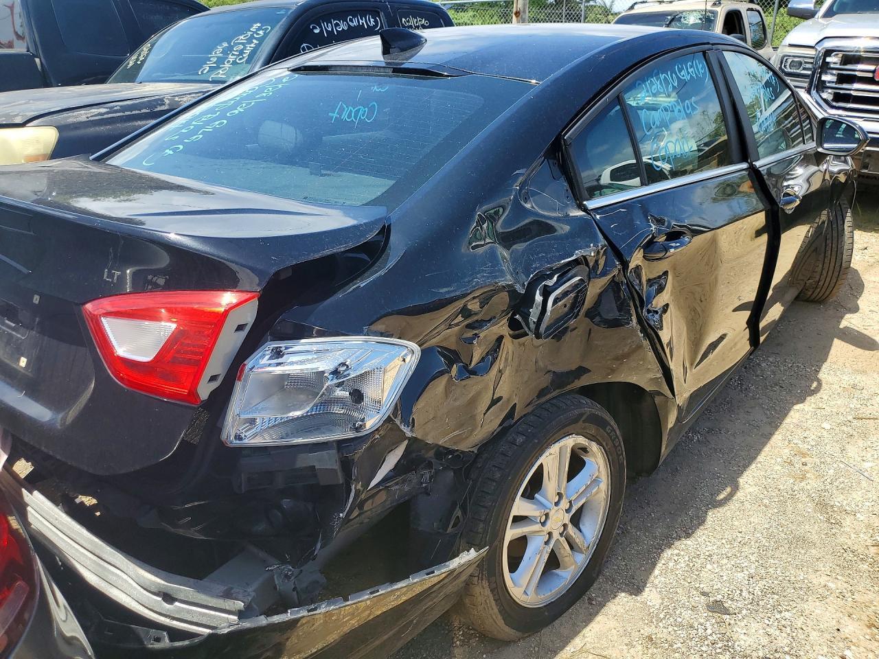 2017 Chevrolet Cruze Lt - Image 3