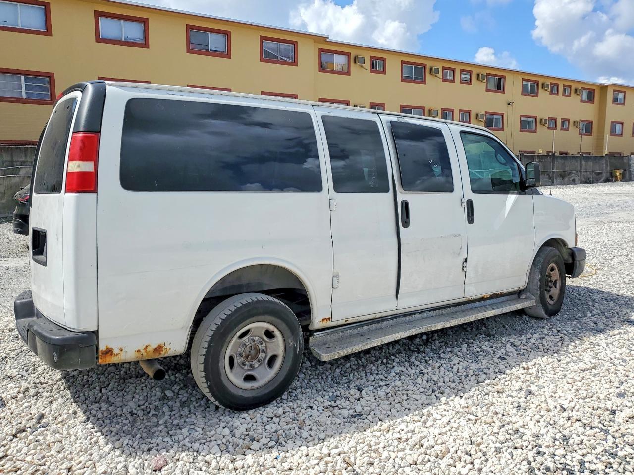2011 Chevrolet Express G2500 Ls - Image 3