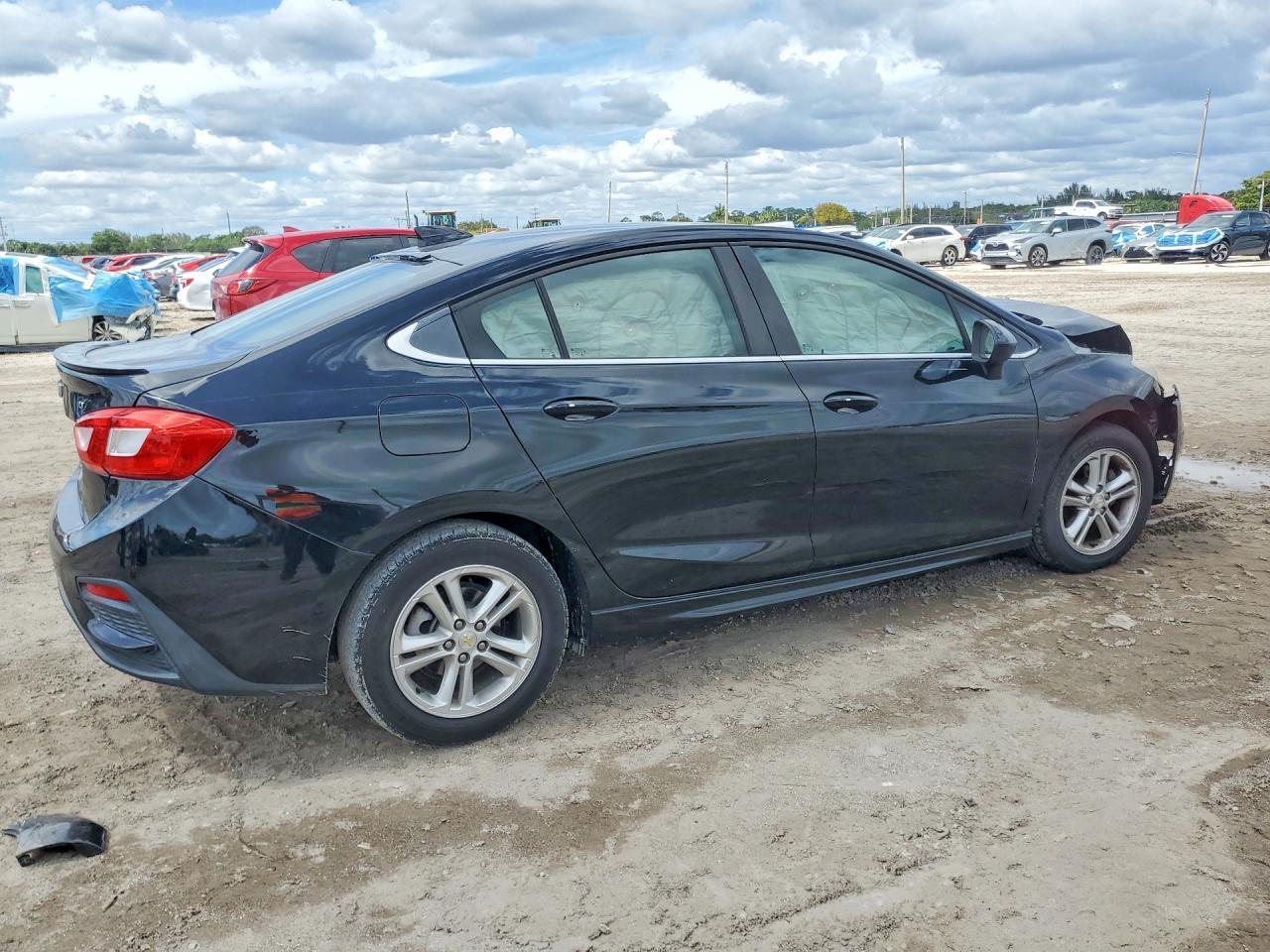 2017 Chevrolet Cruze Lt - Image 3