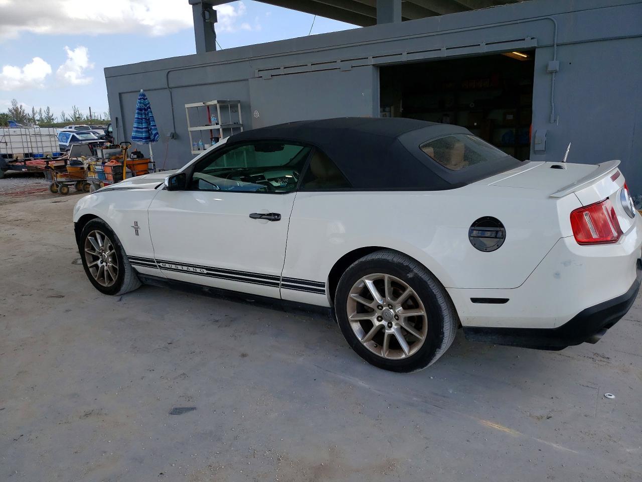 2011 Ford Mustang - Фото 2