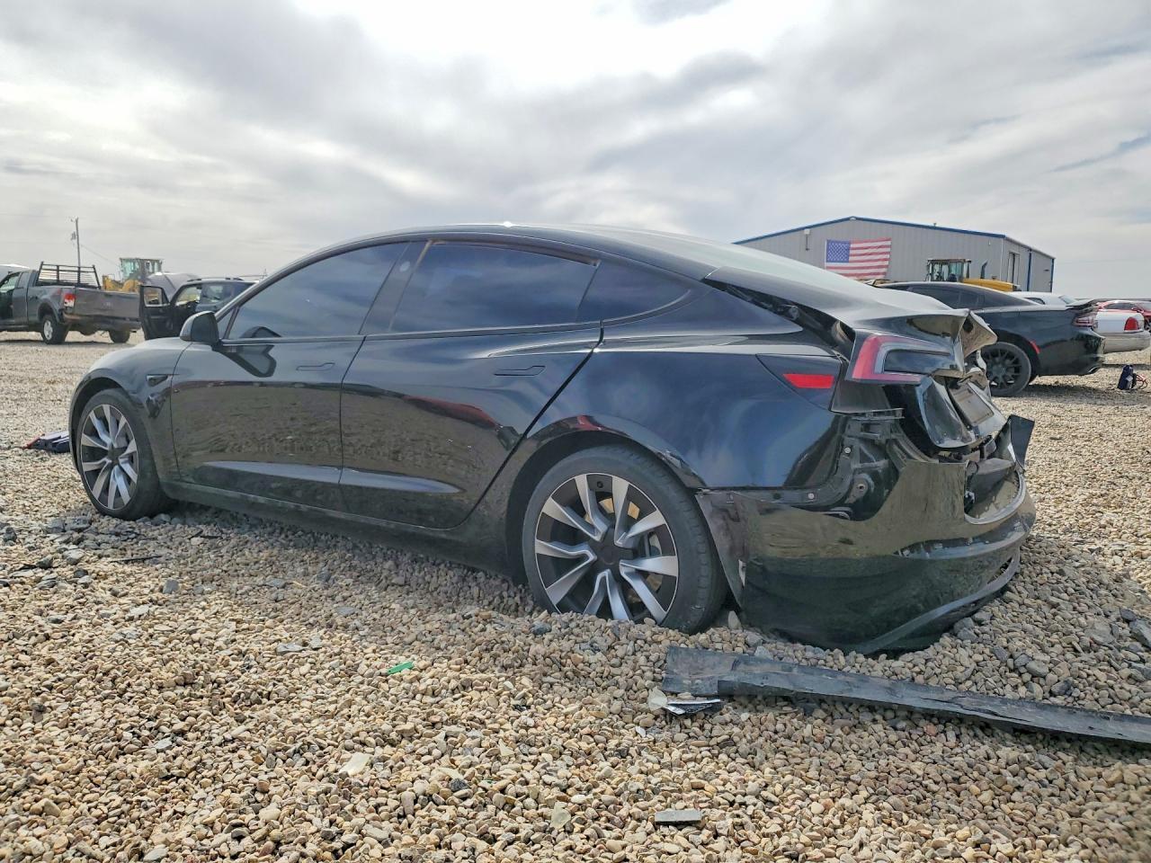 2024 Tesla Model 3 - Фото 2
