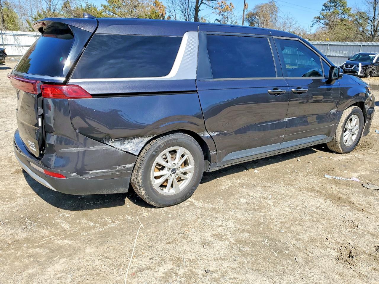 2023 Kia Carnival Lx - Фото 3