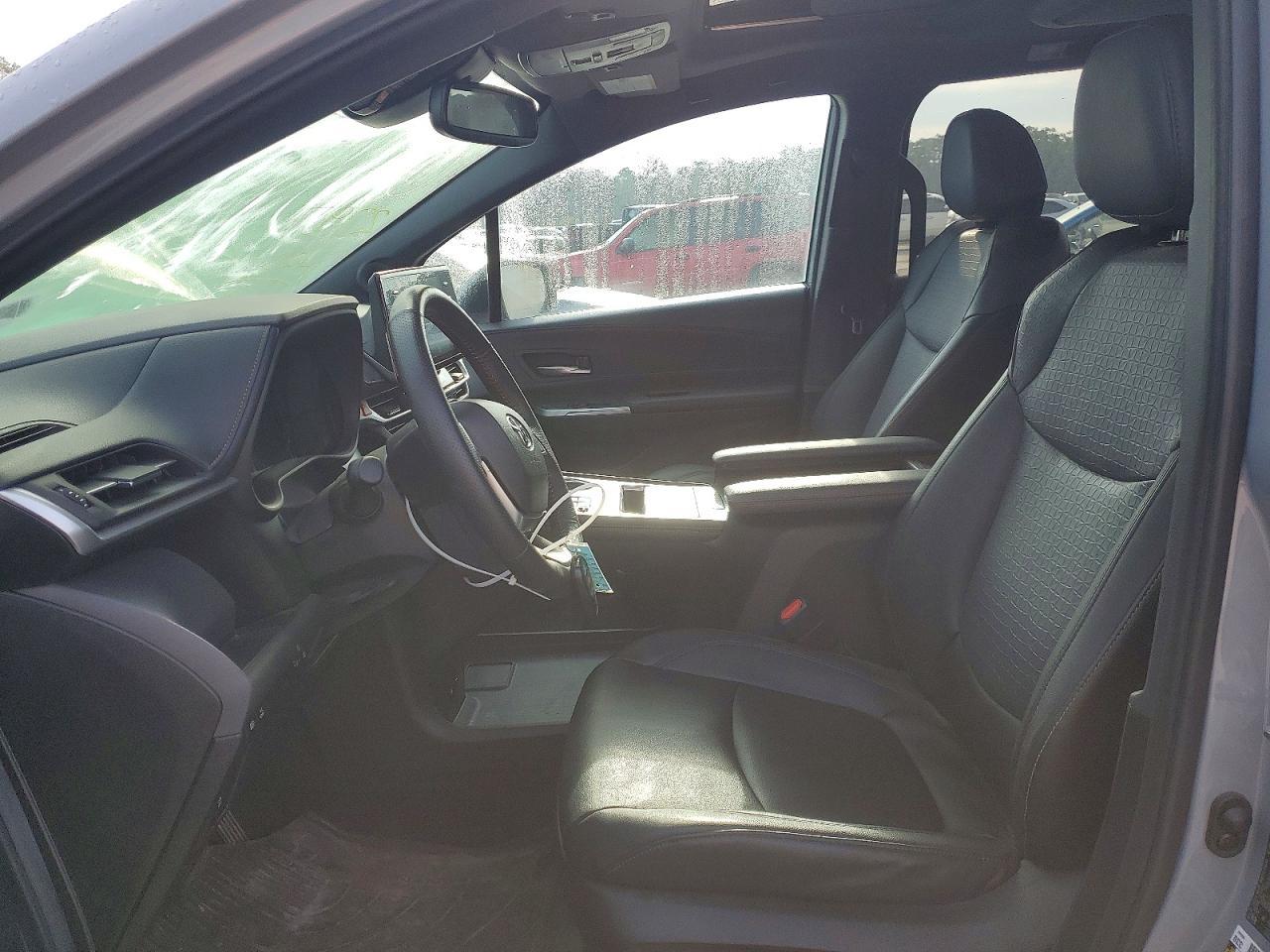 2024 Toyota Sienna Woodland Edition - Фото 7