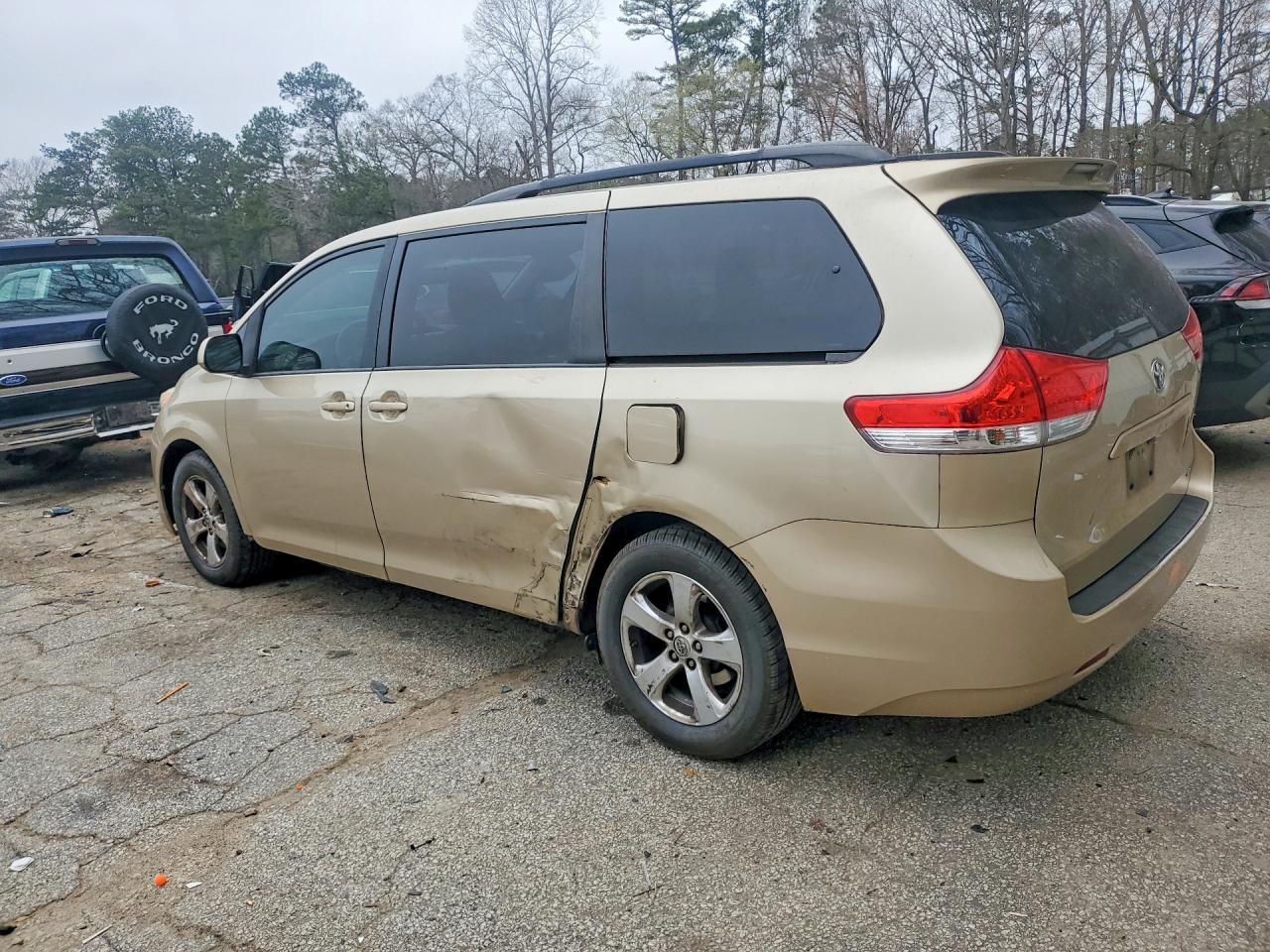 2014 Toyota Sienna Le 8-Passenger - Image 2