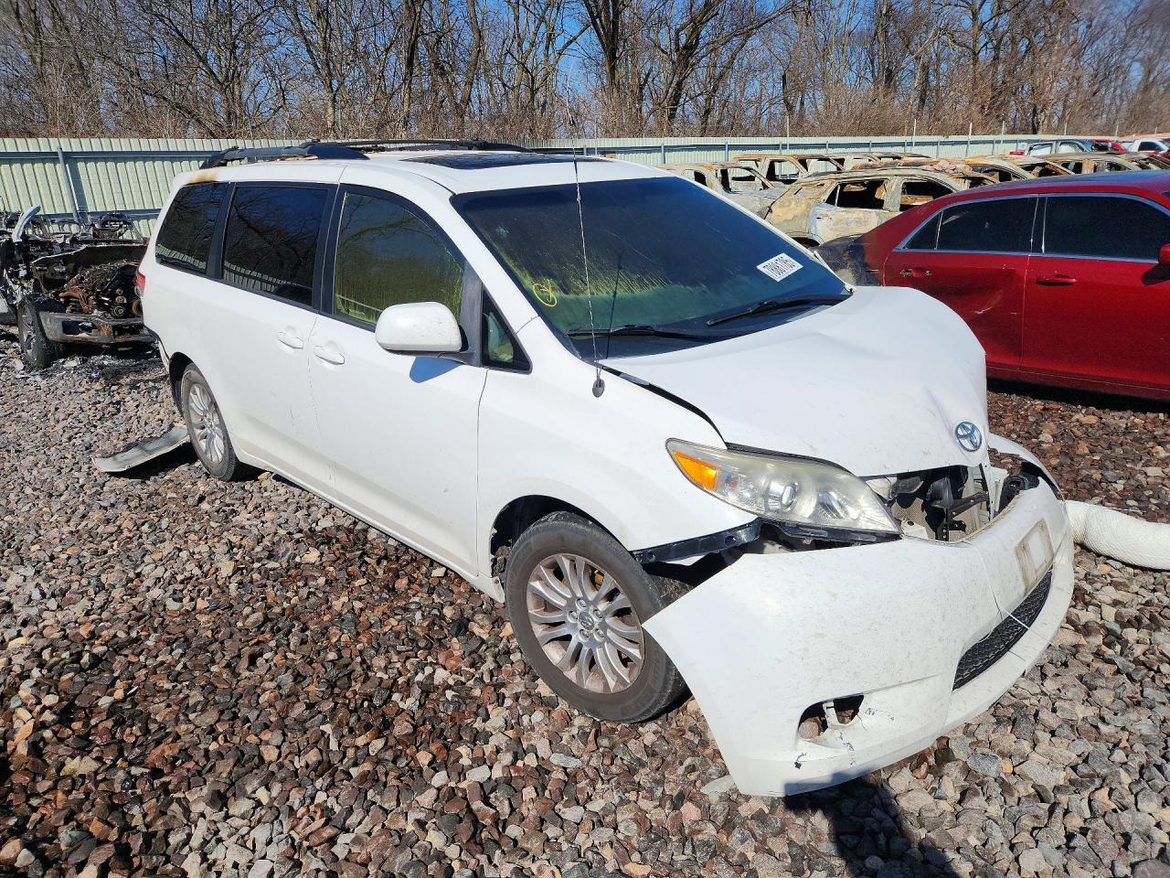 2014 Toyota Sienna Xle 8-Passenger - Фото 4