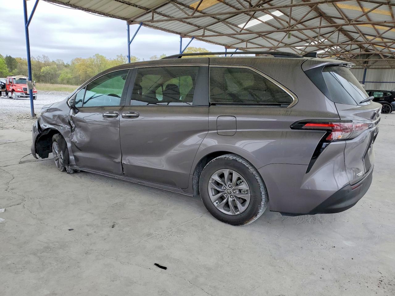 2024 Toyota Sienna Xle 8-Passenger - Image 2