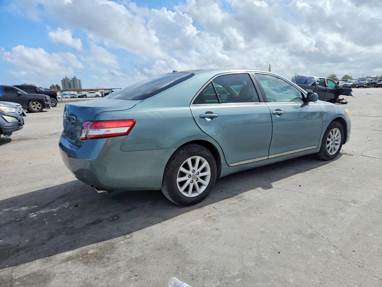 2011 Toyota Camry Xle V6 - Image 3