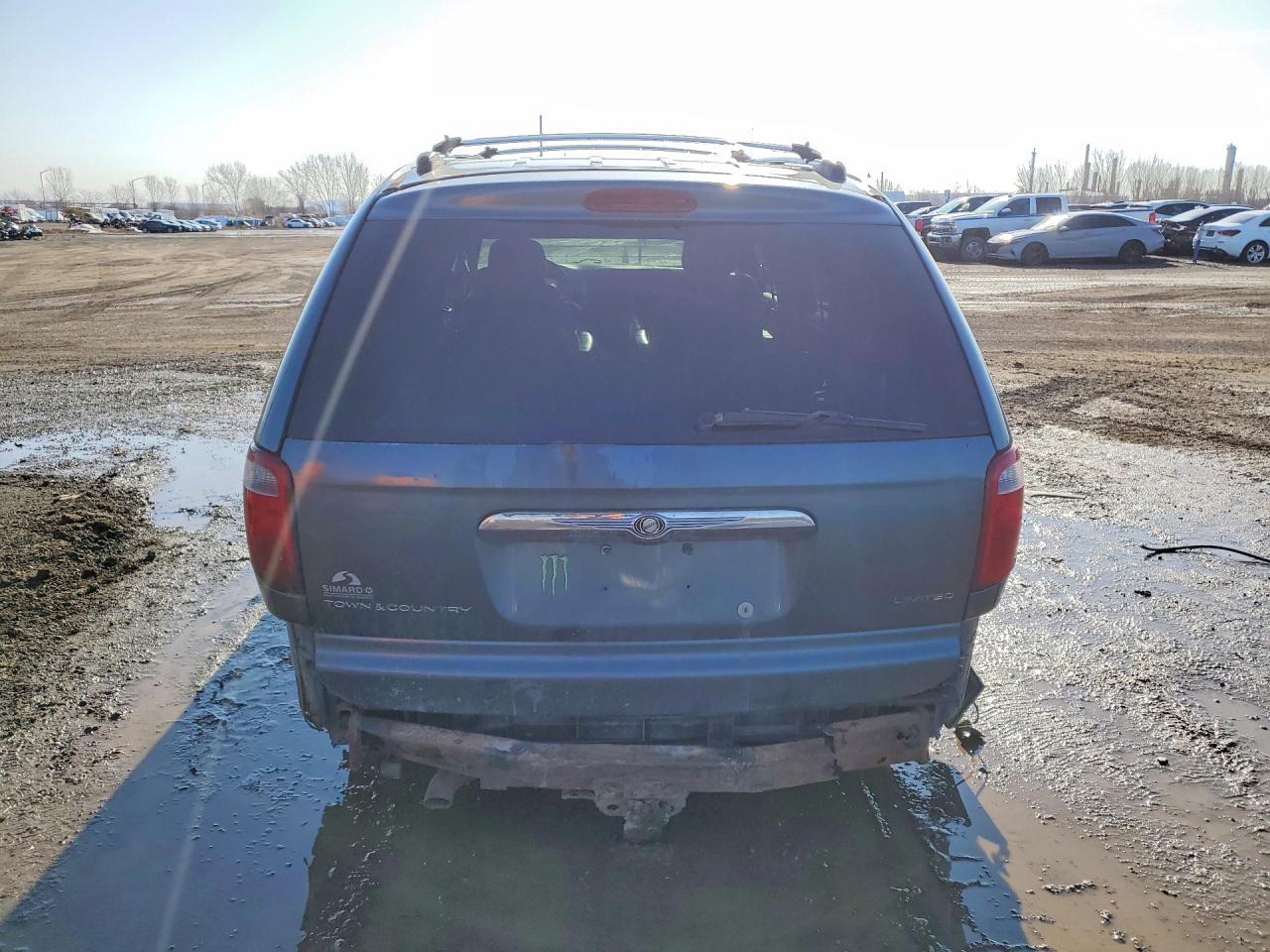 2005 Chrysler Town & Country Limited - Image 6