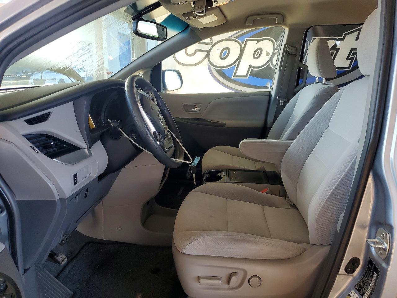 2015 Toyota Sienna Le 8-Passenger - Image 7