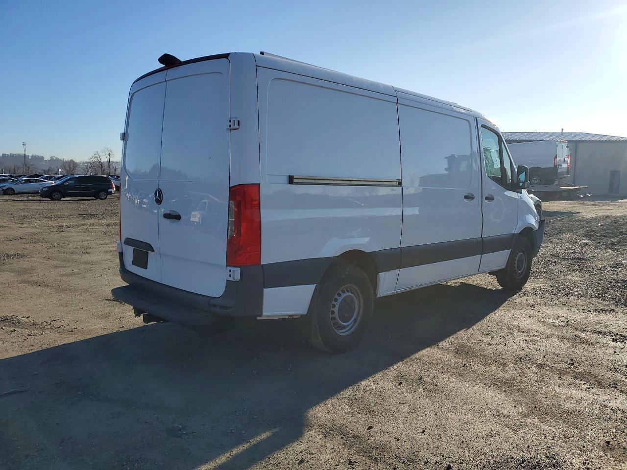 2021 Mercedes Benz Sprinter 1500 Delivery Van - Фото 3