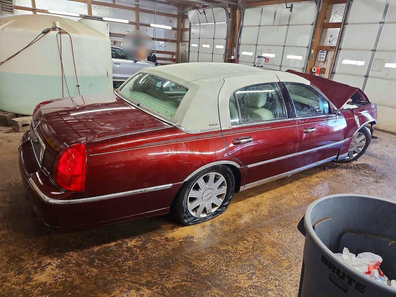 2004 Lincoln Town Car Ultimate - Фото 3