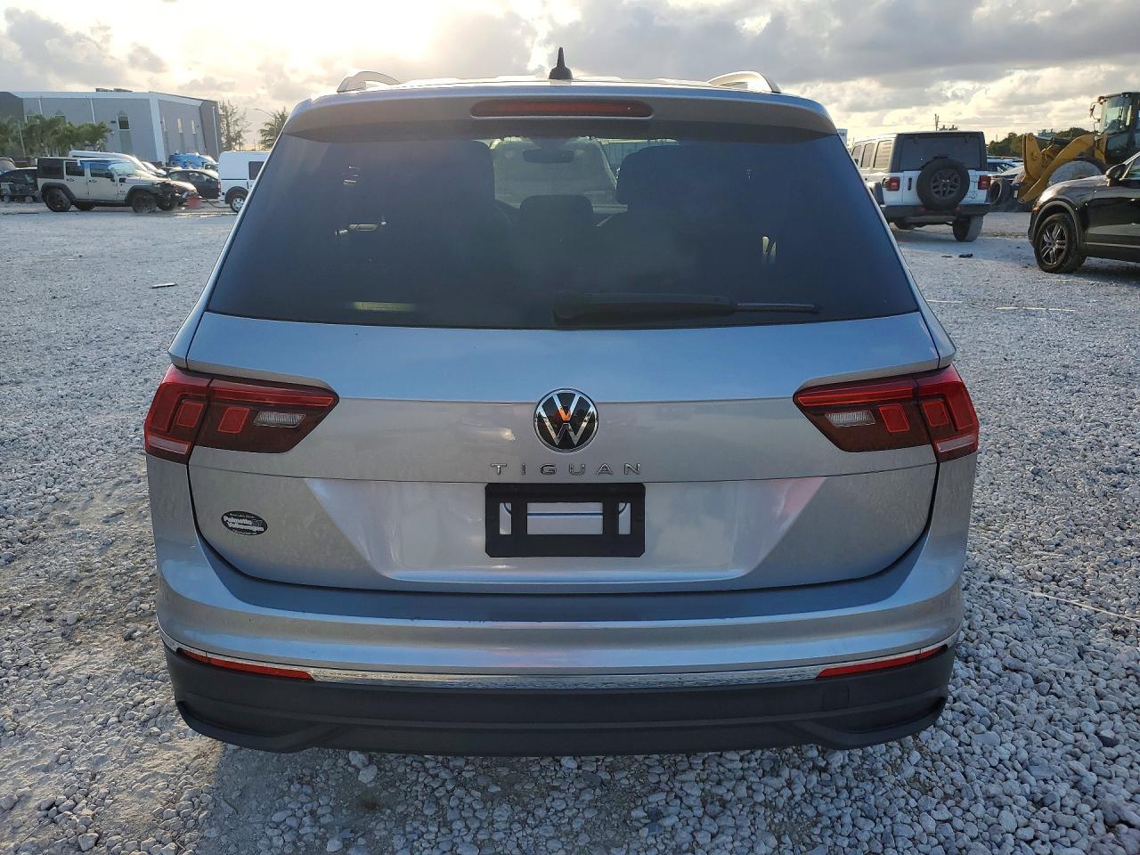 2022 Volkswagen Tiguan S - Фото 6