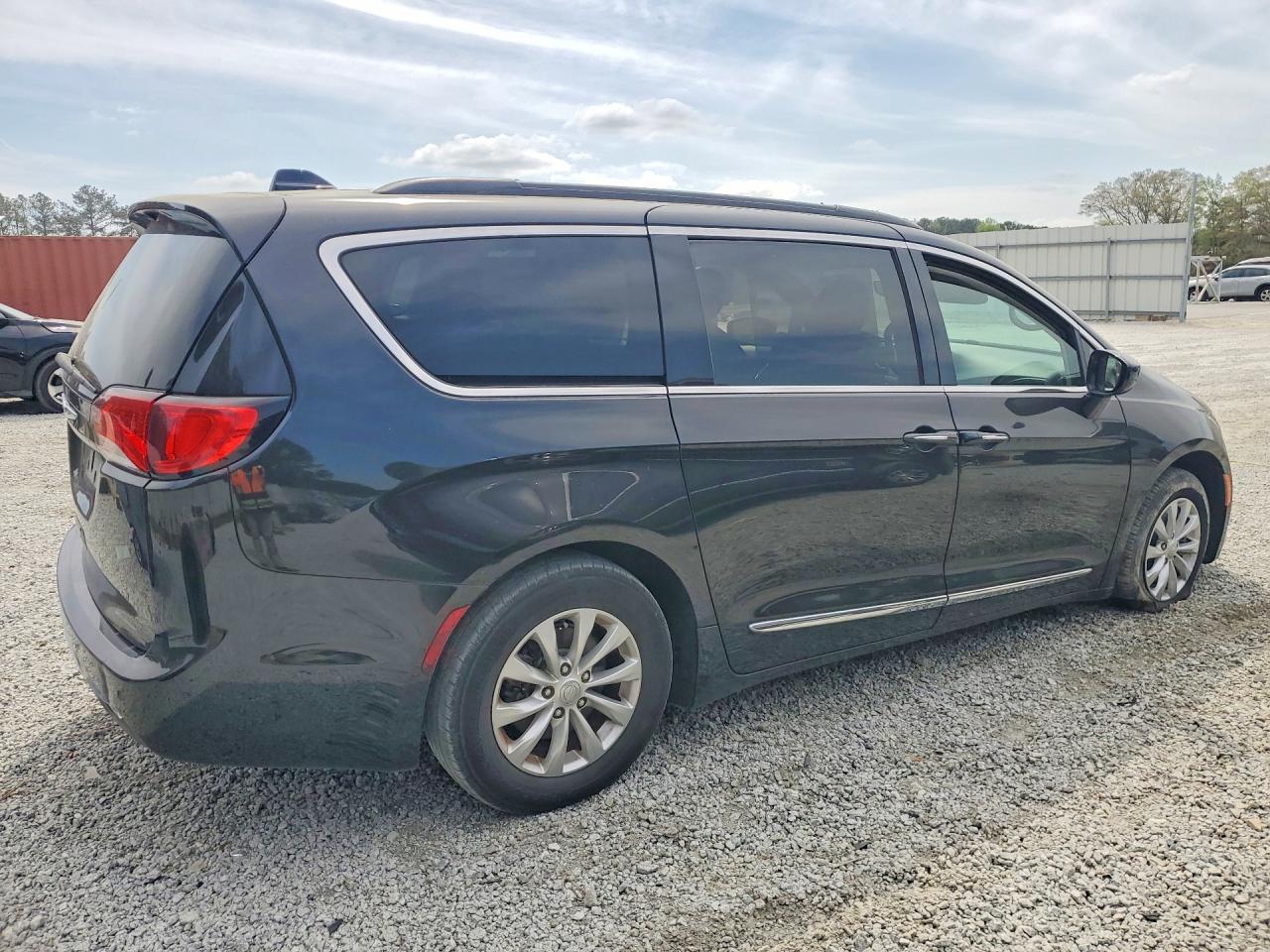 2017 Chrysler Pacifica Touring L - Image 3