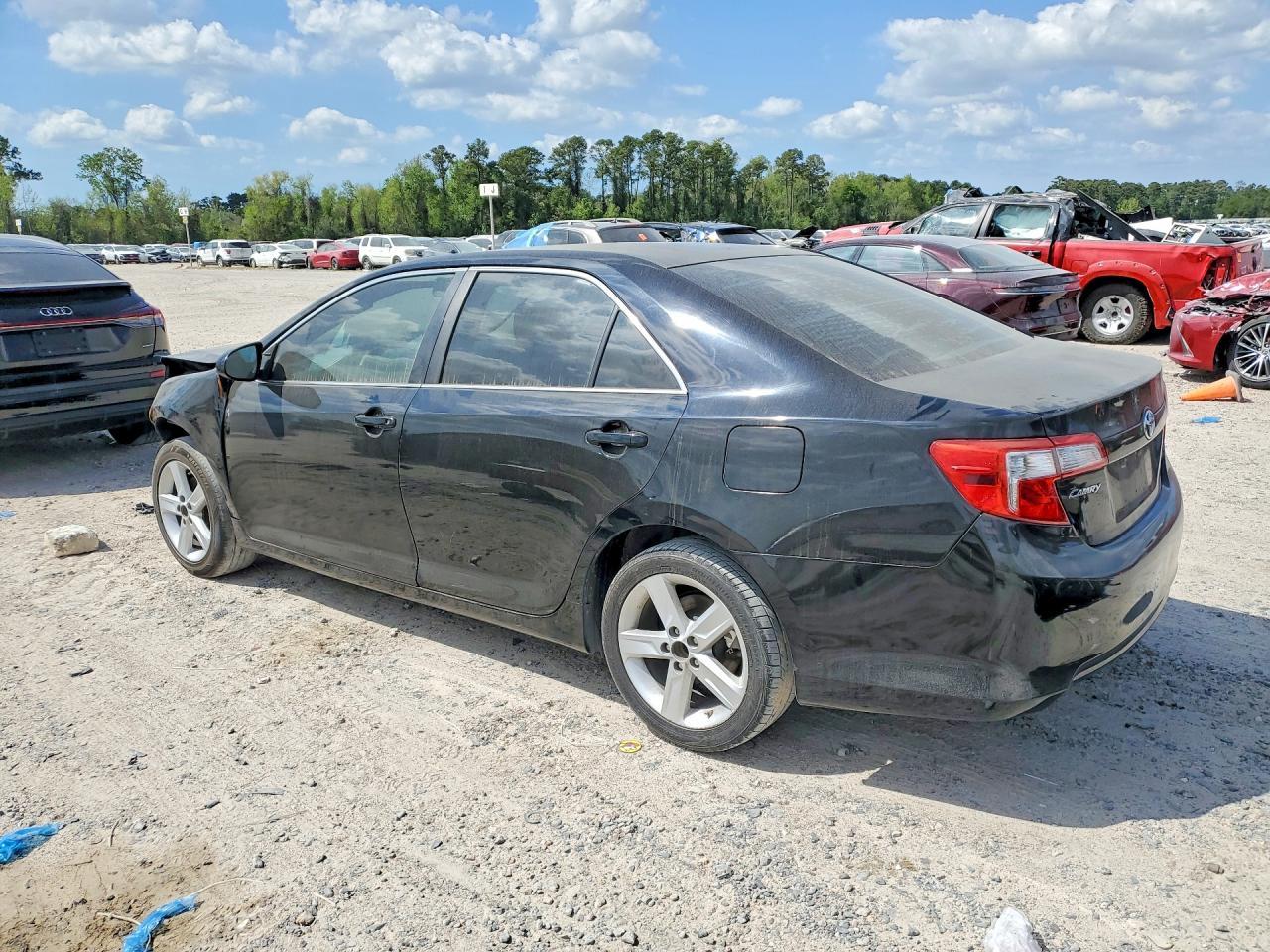 2014 Toyota Camry L - Фото 2