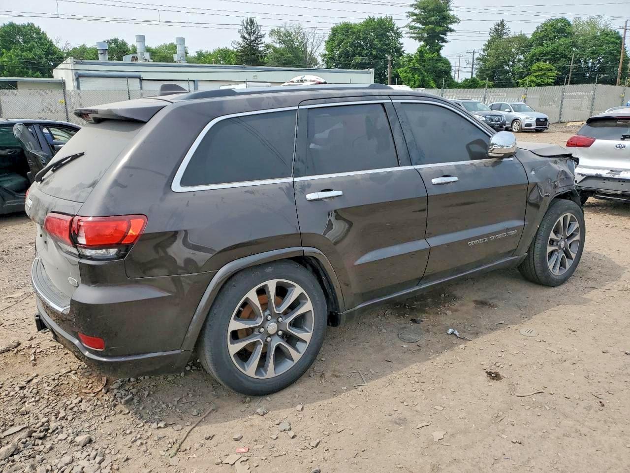 2017 Jeep Grand Cherokee Overland - Image 3