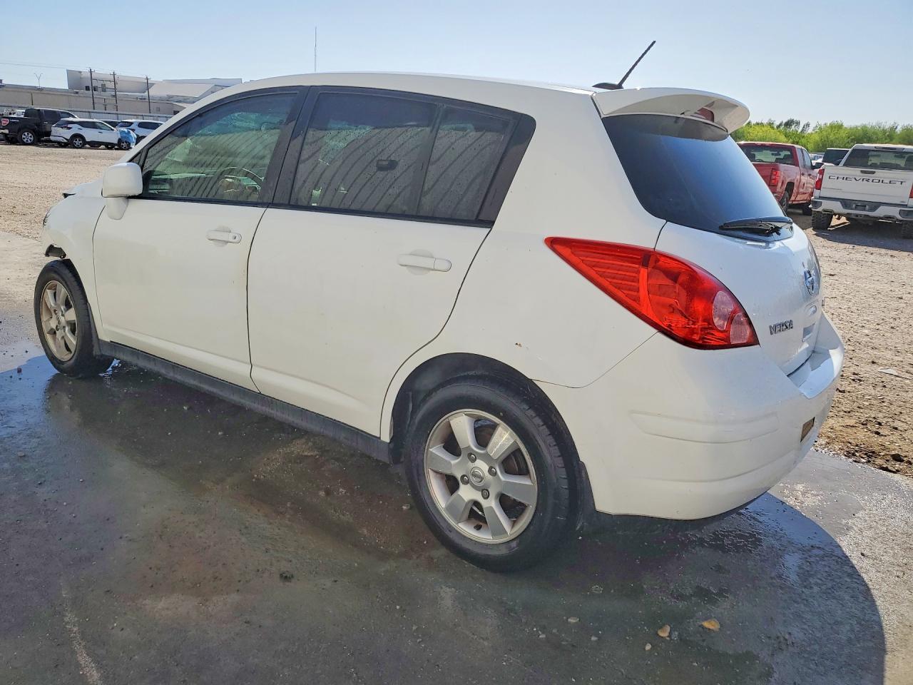 2012 Nissan Versa 1.8 S - Image 2