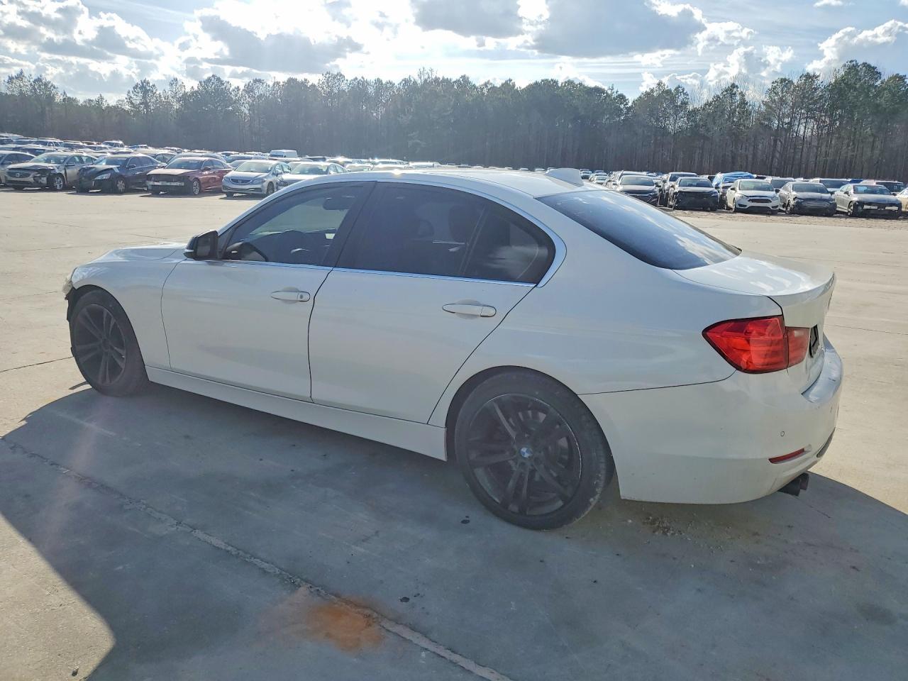 2015 BMW 3 Series - Фото 2