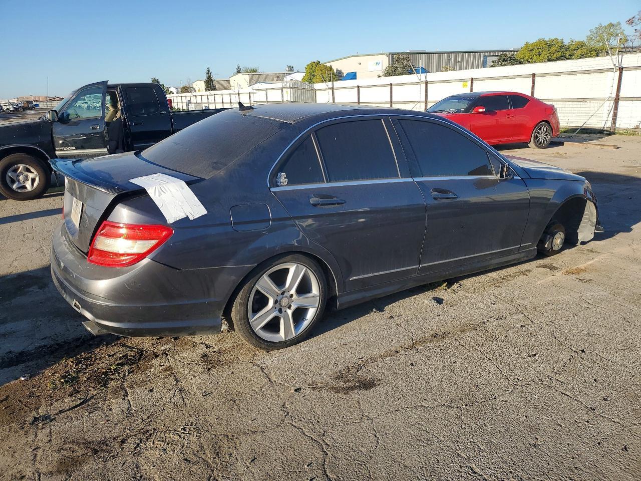 2011 Mercedes-Benz C 300 - Фото 3