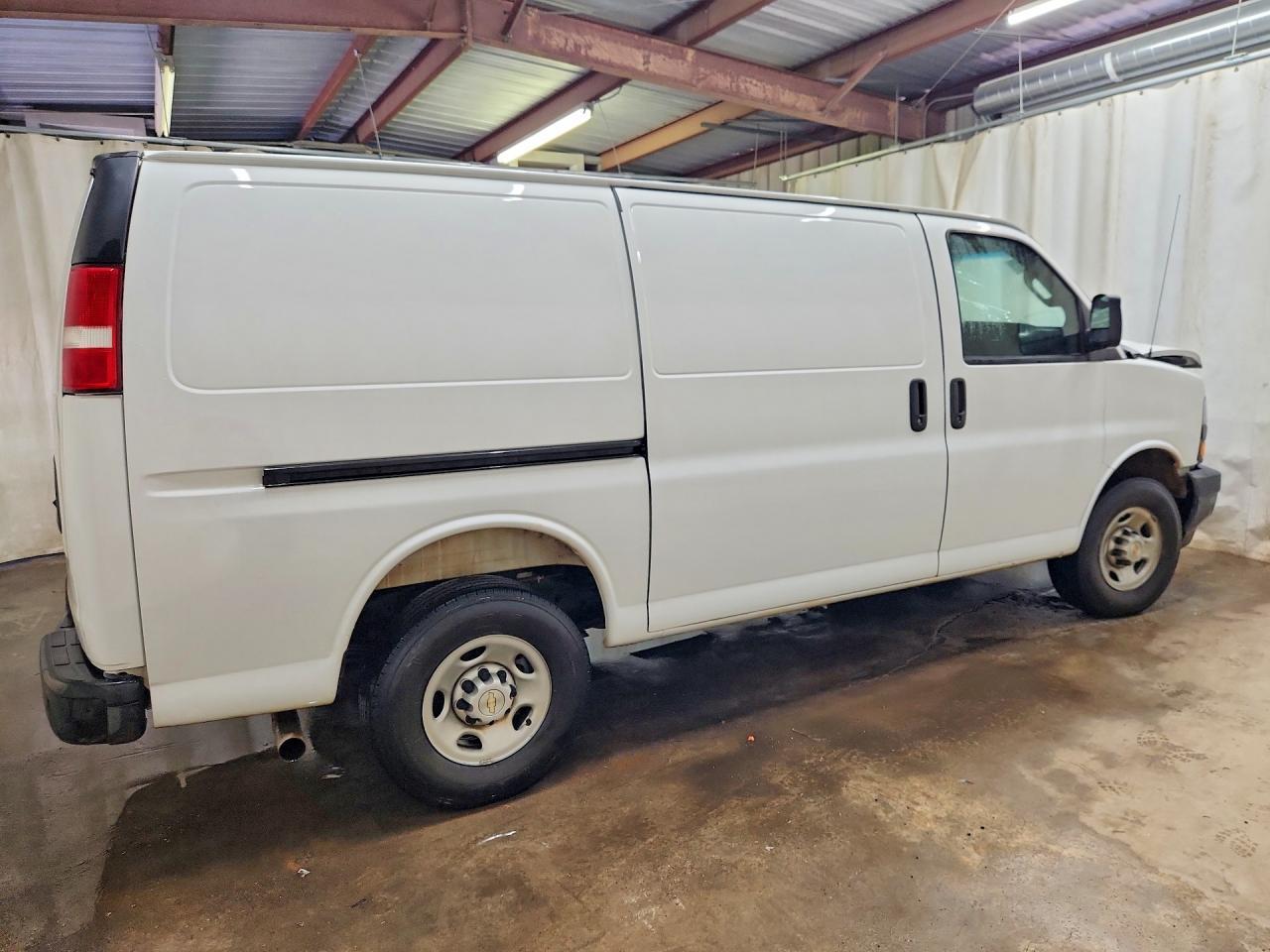 2025 Chevrolet Express G2500 - Фото 3