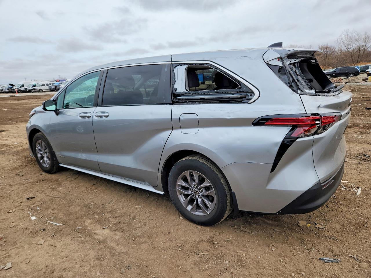 2021 Toyota Sienna Le 8-Passenger - Image 2