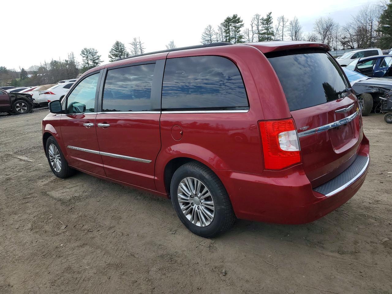 2013 Chrysler Town & Country Touring L - Фото 2