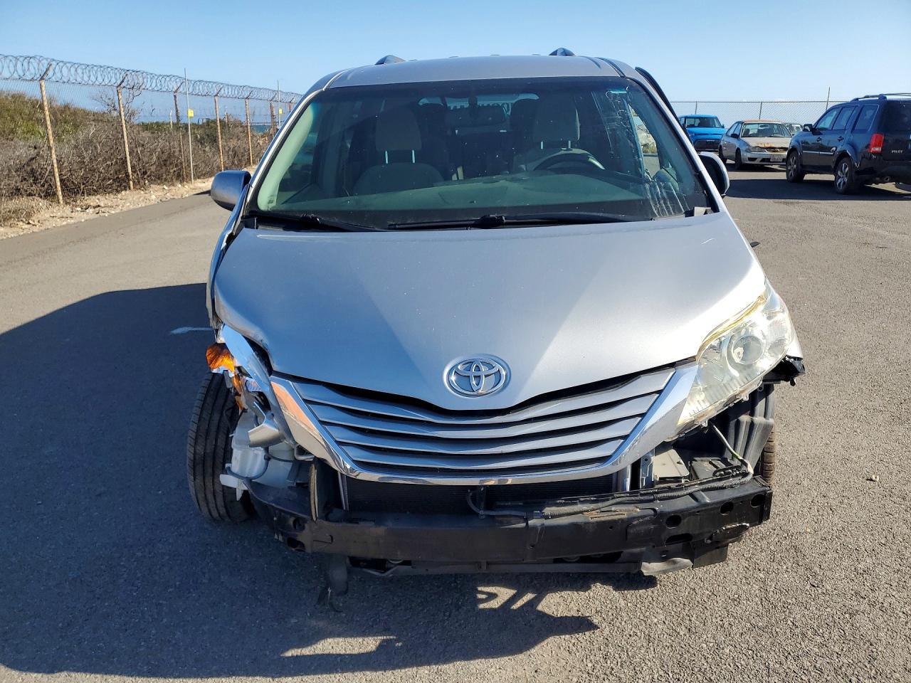 2017 Toyota Sienna Le 8-Passenger - Фото 5